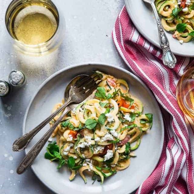 Zucchini Noodles with Roasted Red Pepper Greek Yogurt Sauce - zucchini noodles are covered with a creamy, low carb roasted red pepper sauce for an easy, protein packed, meatless dinner, that is under 300 calories and that the whole family will love! | #Foodfaithfitness | #Lowcarb #Glutenfree #Keto #Greekyogurt #ZucchiniNoodles