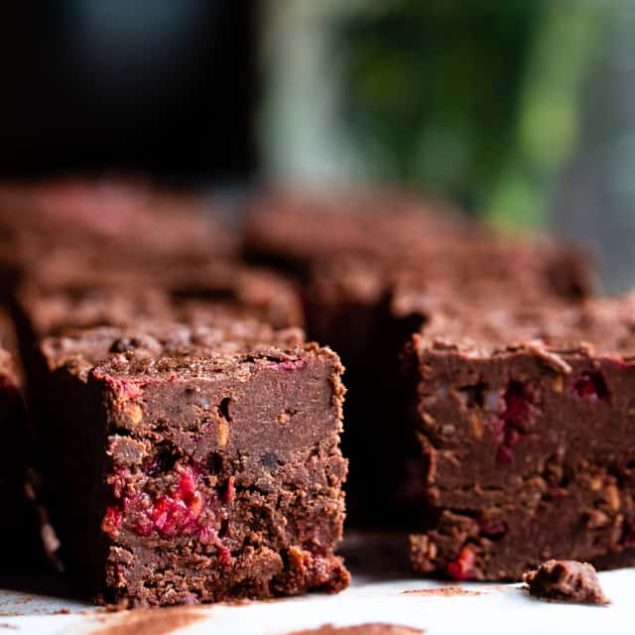 Chocolate Raspberry Paleo Coconut Oil Fudge - A healthy, quick and easy freezer fudge recipe with no thermometer needed! Gluten free, dairy free, vegan friendly and only 5 ingredients too! | #Foodfaithfitness | #Paleo #Vegan #Glutenfree #Dairyfree #healthy