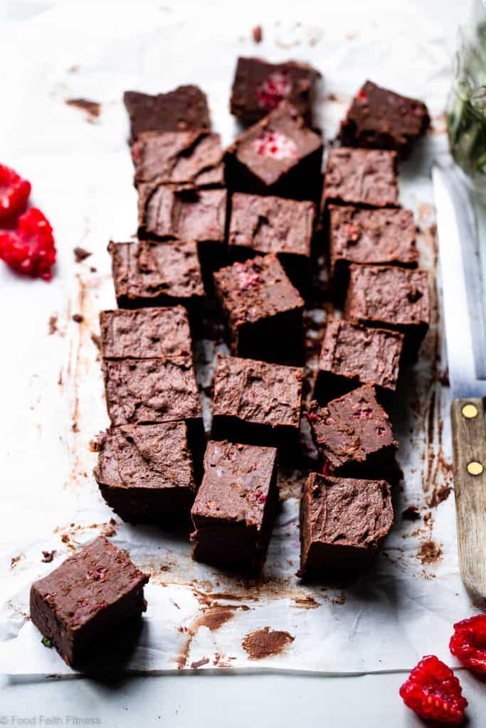 Chocolate Raspberry Paleo Coconut Oil Fudge - A healthy, quick and easy coconut oil chocolate fudge recipe with no thermometer needed! Gluten free, dairy free, vegan friendly and only 5 ingredients too! | #Foodfaithfitness |