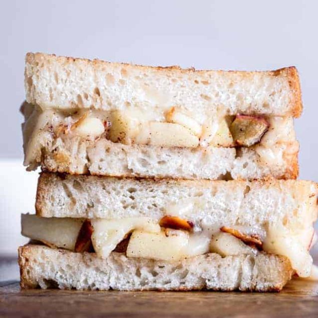 Brie Grilled Cheese with Apples - This grilled cheese is made extra delicious with creamy brie and sweet and crispy apples! An adult grilled cheese that feels SO fancy but is SO easy to make! | #Foodfaithfitness | #Glutenfree #Grilledcheese #Lunch #Sandwich