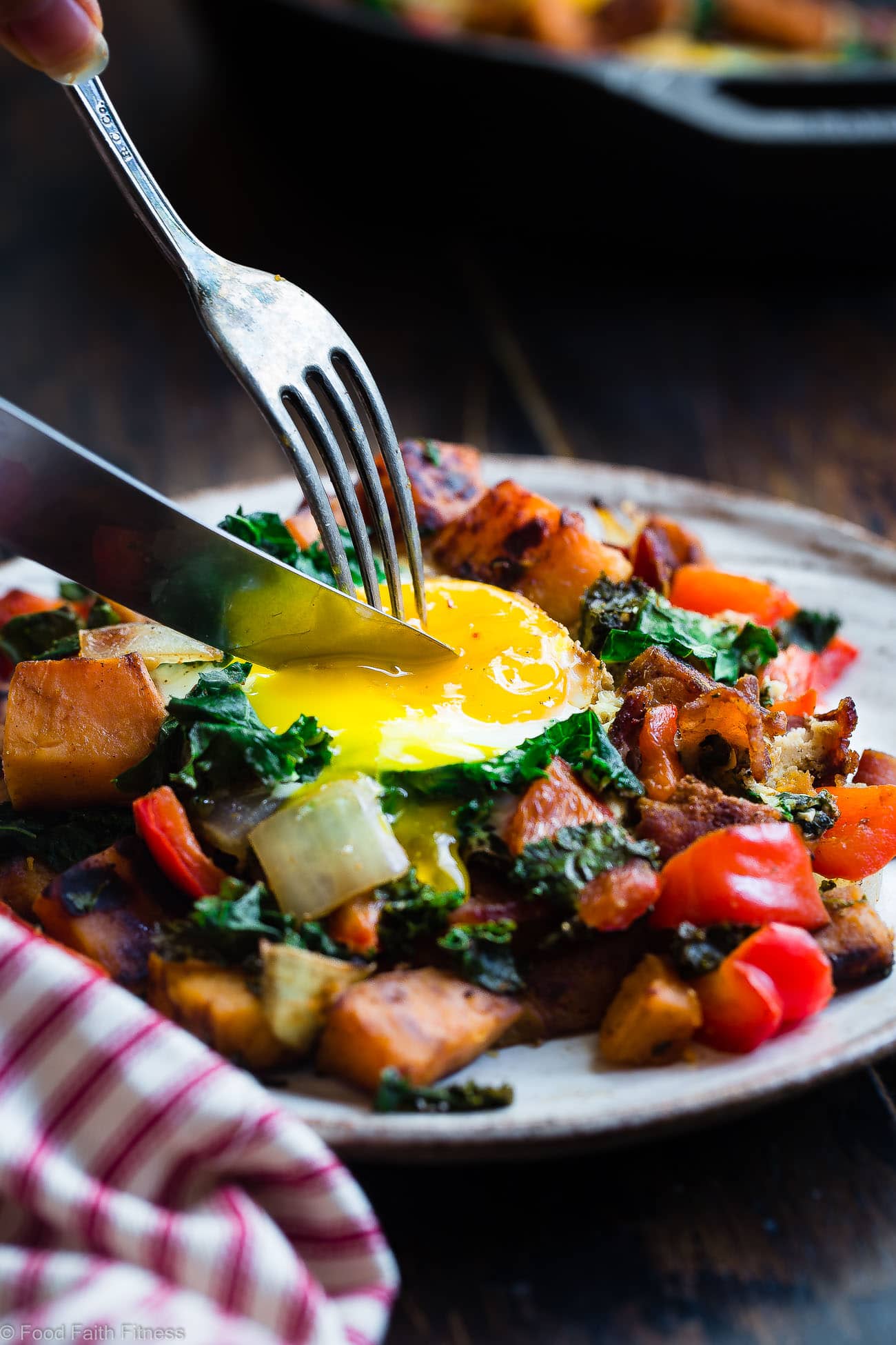 Whole30 Sweet Potato Bacon Breakfast Hash -This 30 minute, paleo friendly sweet potato hash with eggs makes a quick, delicious and healthy breakfast that is gluten/grain/dairy/sugar free and only 310 calories!| #Foodfaithfitness.com | #Paleo #Glutenfree #Whole30 #Healthy #Breakfast