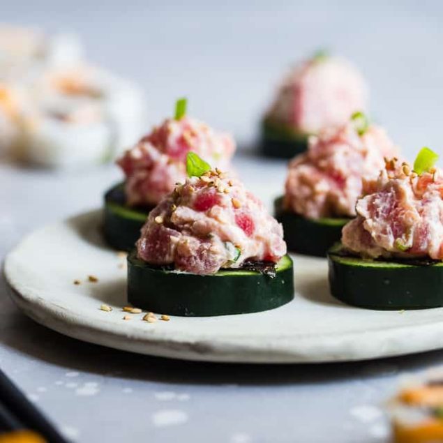 Low Carb Spicy Tuna Bites -  These quick and easy, 6 ingredient spicy tuna bites are a healthier spin on the classic spicy tuna roll that has all the taste without the fat or carbs. Perfect for a light lunch with 0 Freestyle Smartpoints! | #Foodfaithfitness | #Lowcarb #Glutenfree #Healthy #Greekyogurt #Keto