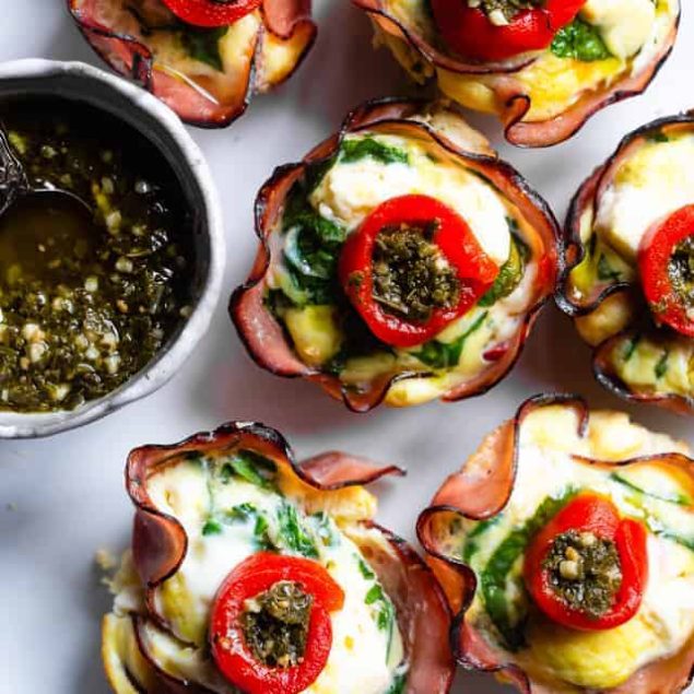 Mediterranean Keto Low Carb Egg Muffins - These easy, healthy egg muffins have a little Mediterranean flair and are packed with protein! A portable, healthy and gluten free breakfast or snack that is keto friendly and low carb! | #Foodfaithfitness | #Glutenfree #Keto #Lowcarb #Breakfast #Healthy