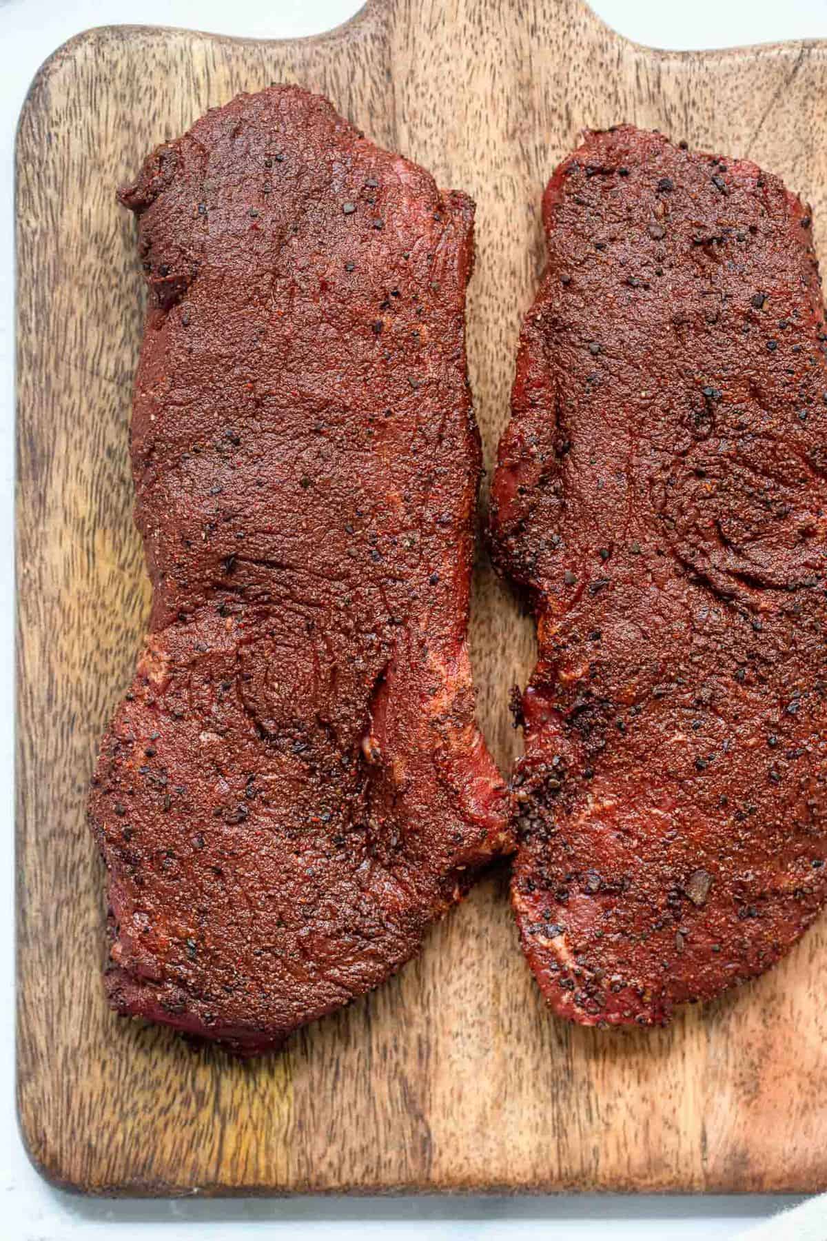 Chocolate Coffee Rubbed Steak - Have a fancy dinner in 15 minutes with this quick and easy Simple Coffee Rubbed Steak with a hint of chocolate. Naturally gluten free, low carb and healthy! | #Foodfaithfitness | #glutenfree #paleo #lowcarb #healthy Simple coffee rubbed steak