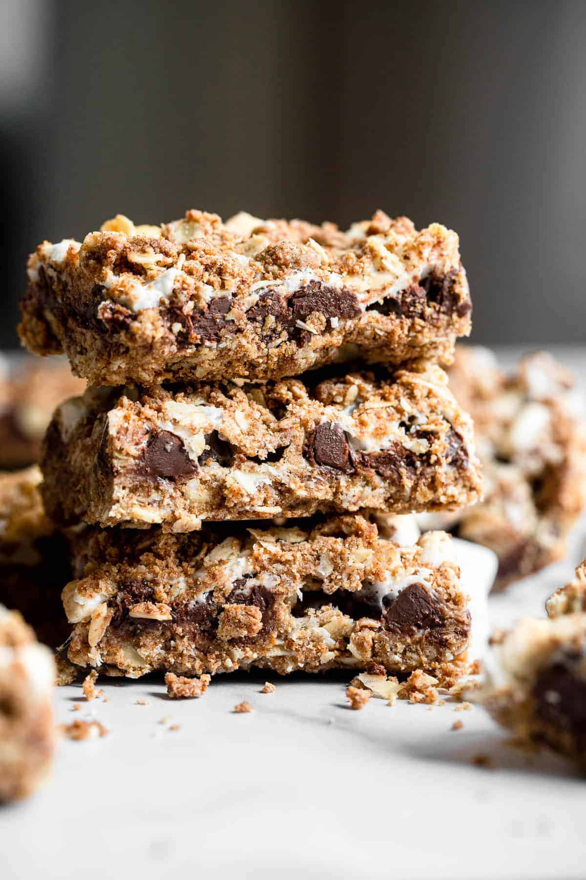 Chewy Chocolate Marshmallow Oatmeal Squares - This whole grain, vegan Oatmeal Squares Recipe is loaded with Chocolate and Marshmallows for a quick and easy, healthier dessert that is quick and easy! | #Foodfaithfitness | #healthy #chocolate #wholewheat #coconutoil #vegan Oatmeal Squares