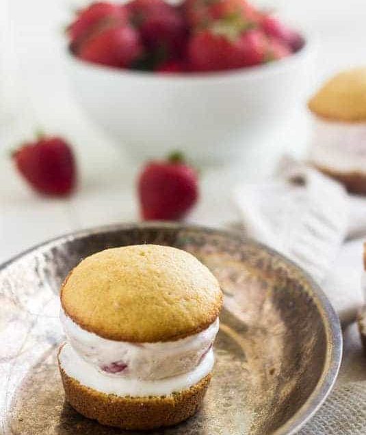 Frozen Cheesecake Strawberry Shortcake Sandwiches - SO good and perfect for Summer!| Food Faith Fitness| #icecreamsandwich #cheesecake #recipe