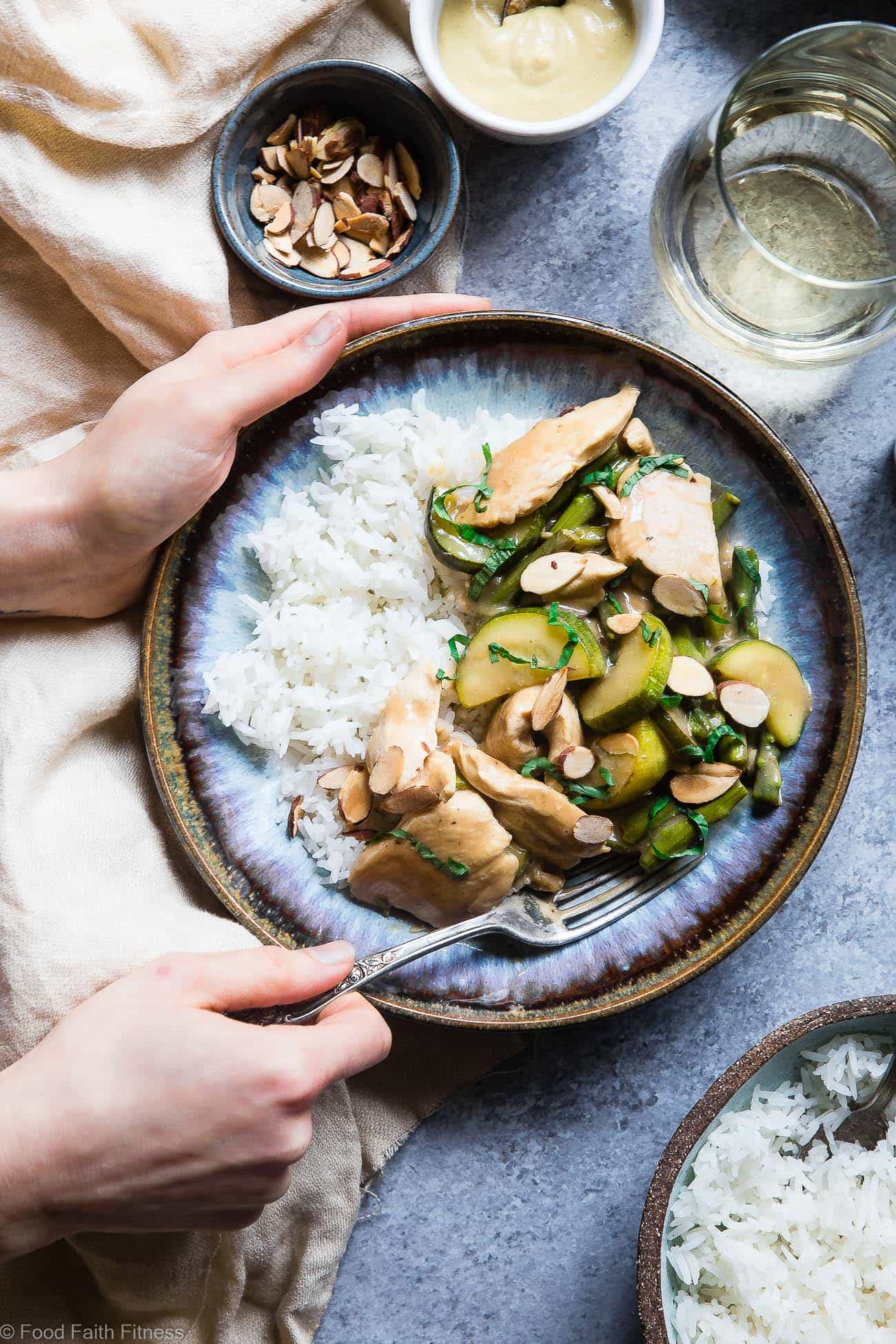 Easy Honey Mustard Chicken Skillet - This paleo friendly chicken skillet is quick, easy and healthy! It's kid-friendly, 30 minute meal that makes great leftovers and perfect for busy weeknights! | Foodfaithfitness.com | @FoodFaithFit
