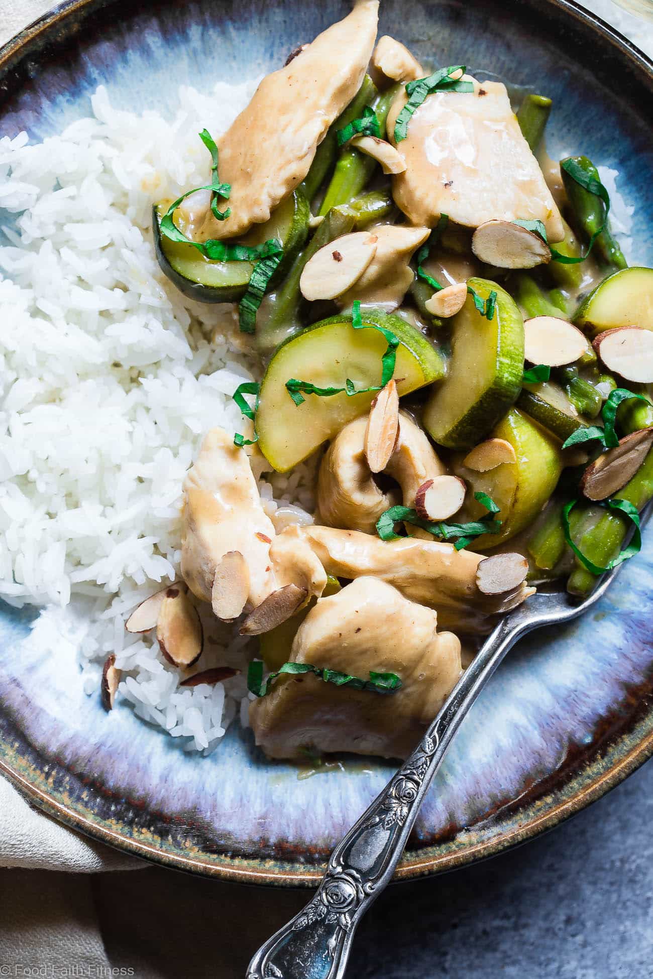 Easy Honey Mustard Chicken Recipe - This paleo friendly chicken skillet is quick, easy and healthy! It's kid-friendly, 30 minute meal that makes great leftovers and perfect for busy weeknights! | Foodfaithfitness.com | @FoodFaithFit
