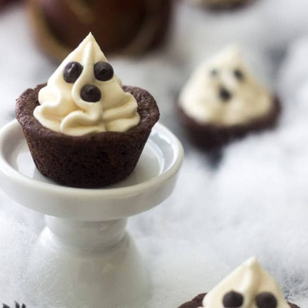 Spooky Chocolate Cookie Cups - SO easy, adorable and great for a #Halloween treat for kids! | Foodfaithfitness.com | #recipe #cookie #chocolate