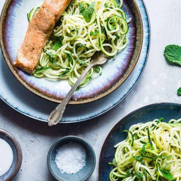 Whole30 Salmon Curry Zucchini Noodles - A SUPER easy, 5-ingredient, healthy meal that is paleo, gluten free, low carb and whole30 compliant! Perfect for busy weeknights! | #Foodfaithfitness | #Paleo #Lowcarb #Whole30 #Healthy #Keto