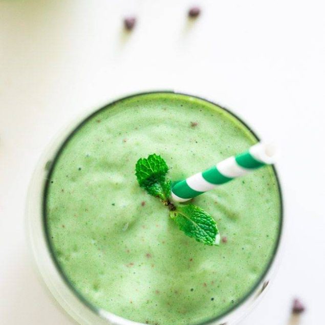 Mint Chocolate Chip Green Smoothie - Tastes like a mint chocolate chip milkshake but it's SO healthy and packed with protein and nutrients! | Foodfaithfitness.com | #recipe