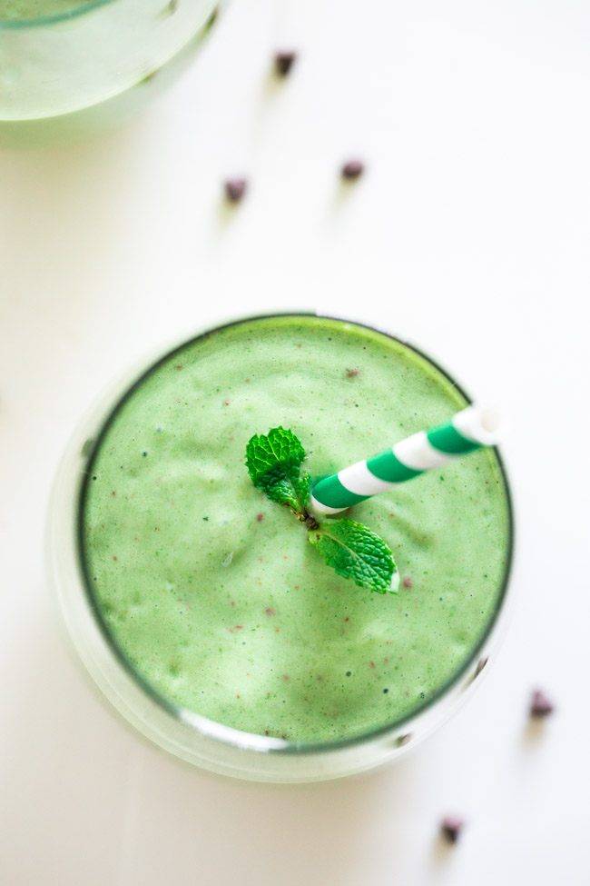 Mint Chocolate Chip Green Smoothie - Tastes like a mint chocolate chip milkshake but it's SO healthy and packed with protein and nutrients! | Foodfaithfitness.com | #recipe