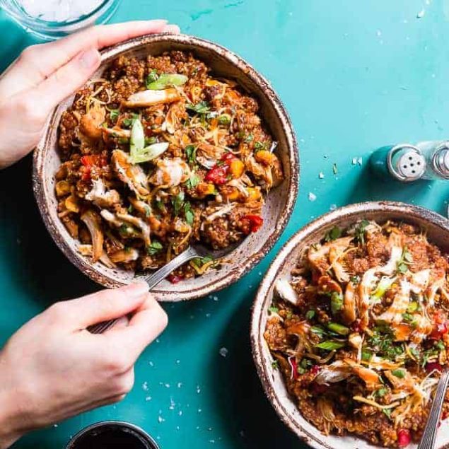 Slow Cooker Healthy BBQ Chicken Quinoa Casserole - This chicken and quinoa casserole is made in the crock pot so it's SUPER quick and easy. Perfect for weeknights and the WHOLE family will love it - even picky eaters! | #Foodfaithfitness | #Glutenfree #Dairyfree #Healthy #Slowcooker #Crockpot
