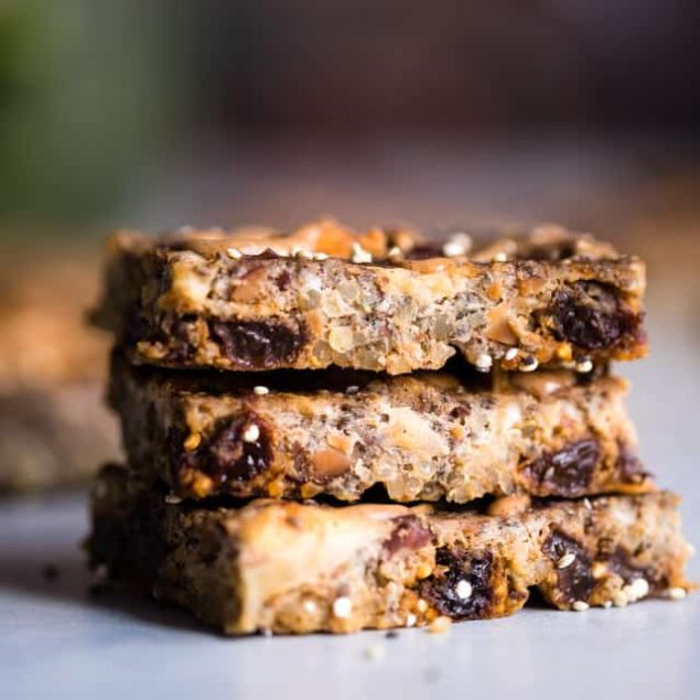Healthy Quinoa Breakfast Bars in the Slow Cooker - The slow cooker basically makes these energy quinoa breakfast bars for you! Gluten and dairy free and loaded with fiber to keep you full! Great for snacks too! | #Foodfaithfitness | #Glutenfree #Dairyfree #Healthy #Slowcooker #Crockpot