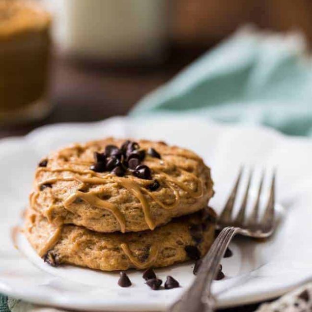 Microwave Chocolate Peanut Butter Protein Pancakes - Made in the microwave so you can have them on busy mornings! 210 calories, 25 g of protein and so healthy and tasty! | Foodfaithfitness.com | @FoodFaithFit