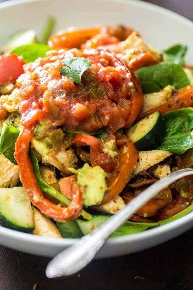 Healthy taco salad in a glass - low carb, gluten -free and paleo friendly! It is served in a Masonic container for a portable, easy lunch that moistens! | #Foodfaithfitness | #Glutenfree #paleo #lowcarb #celli30 #mealprep