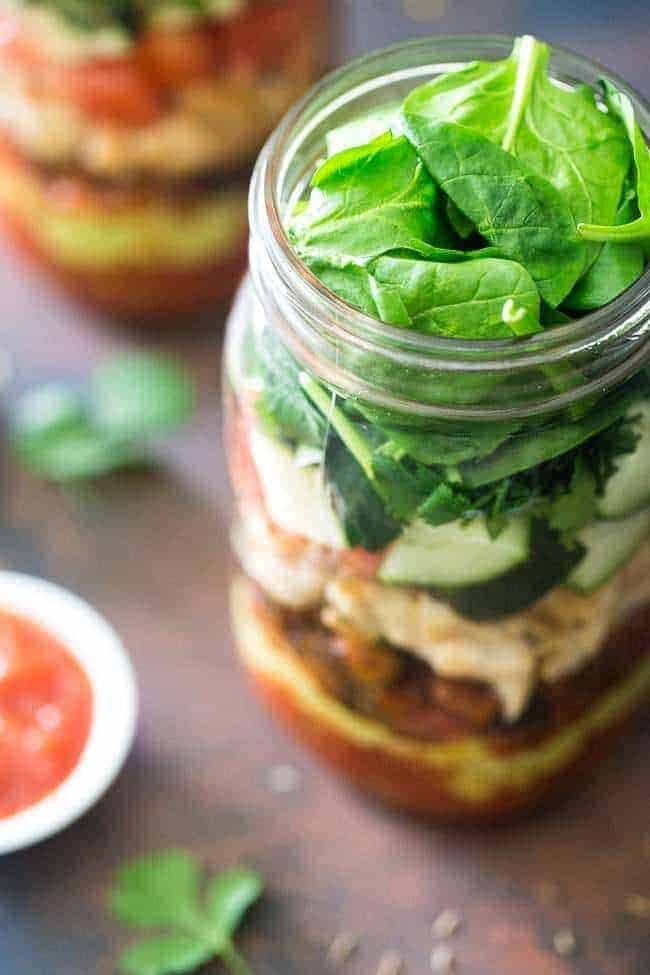 Healthy taco salad in a glass - low carb, gluten -free and paleo friendly! It is served in a Masonic container for a portable, easy lunch that moistens! | #Foodfaithfitness | #Glutenfree #paleo #lowcarb #celli30 #mealprep
