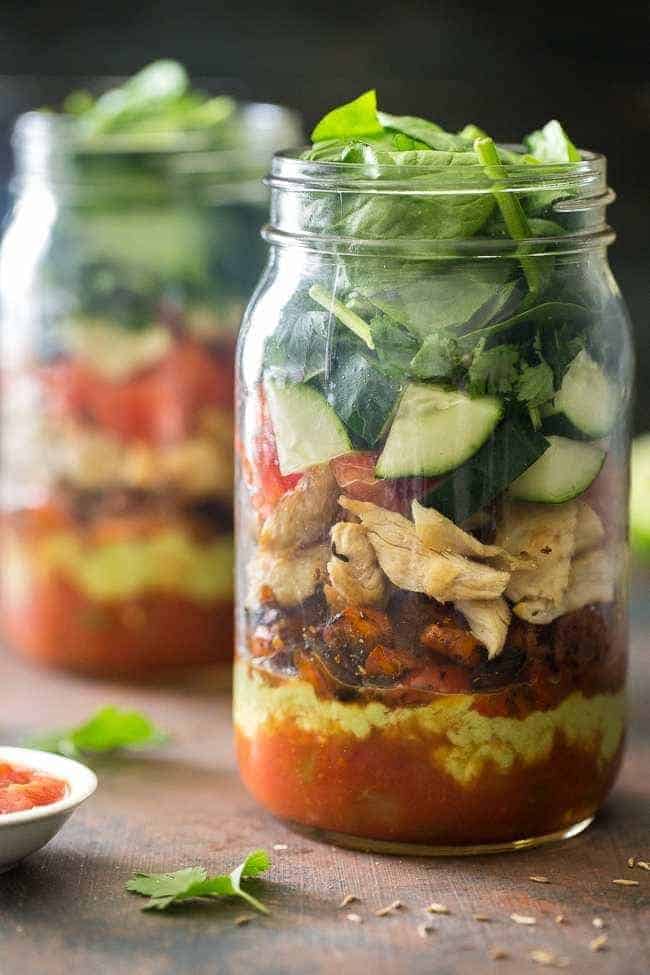 Healthy recipe for Taco Mason Jar - low carb, gluten -free and paleo friendly! It is served in a Masonic container for a portable, easy lunch that moistens! | #Foodfaithfitness | #Glutenfree #paleo #lowcarb #celli30 #mealprep