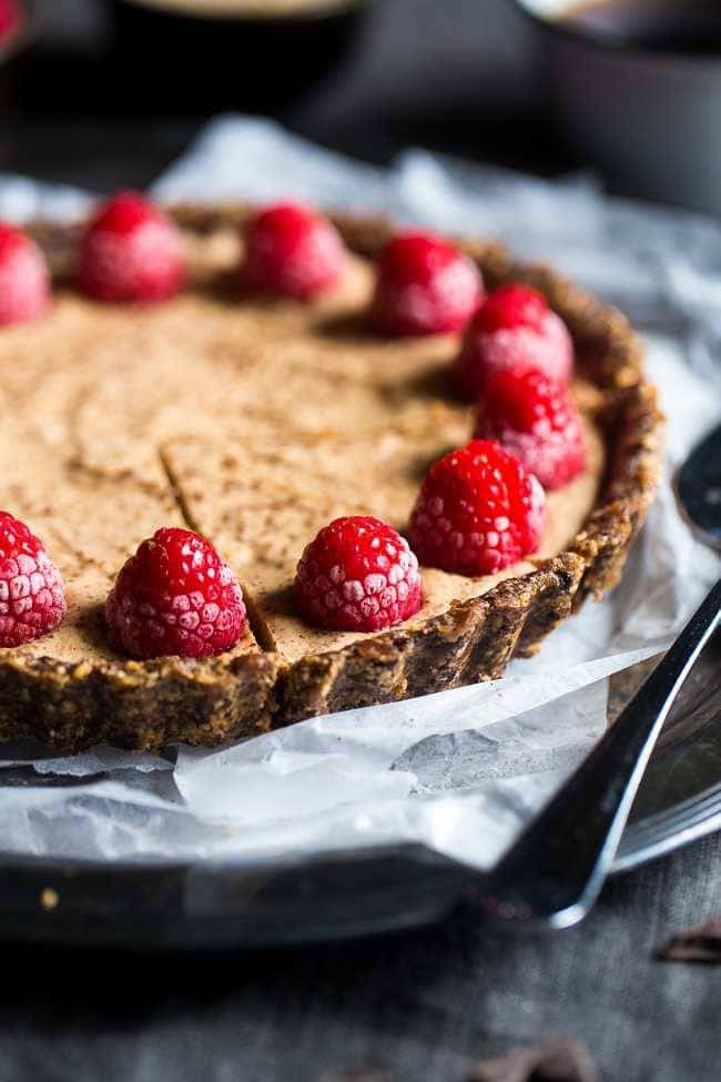 Without -baked salted chocolate cake with almond cream - this easy cake is made of almonds and data, then frozen and filled with almond cream. A healthy and gluten -free dessert that can be made in advance! | Foodfaithfitlness.com | @Foodfaithfit