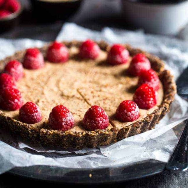 Without -baked salted chocolate cake with almond cream - this easy cake is made of almonds and data, then frozen and filled with almond cream. A healthy and gluten -free dessert that can be made in advance! | Foodfaithfitlness.com | @Foodfaithfit