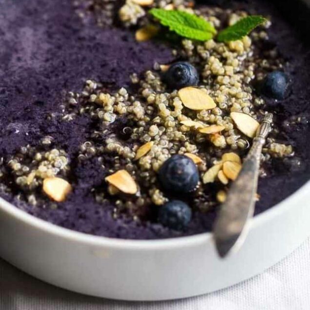 Blueberry Almond Breakfast Quinoa Smoothie Bowl – Quinoa made with vanilla almond milk and mixed with a blueberry smoothie for a quick and easy breakfast that is healthy, dairy/gluten free and loaded with superfoods! | Foodfaithfitness.com | @FoodFaithFit