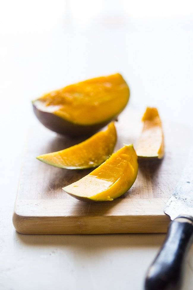 Mango Curry Easy Homemade Paleo BBQ Sauce - This homemade BBQ sauce is naturally sweetened with dates and mangoes, and has a spicy curry kick! It's quick, easy, Paleo/Vegan-friendly and so healthy! Perfect for summer! | #Foodfaithfitness | #Paleo #Vegan #Healthy #Glutenfree #Sugarfree