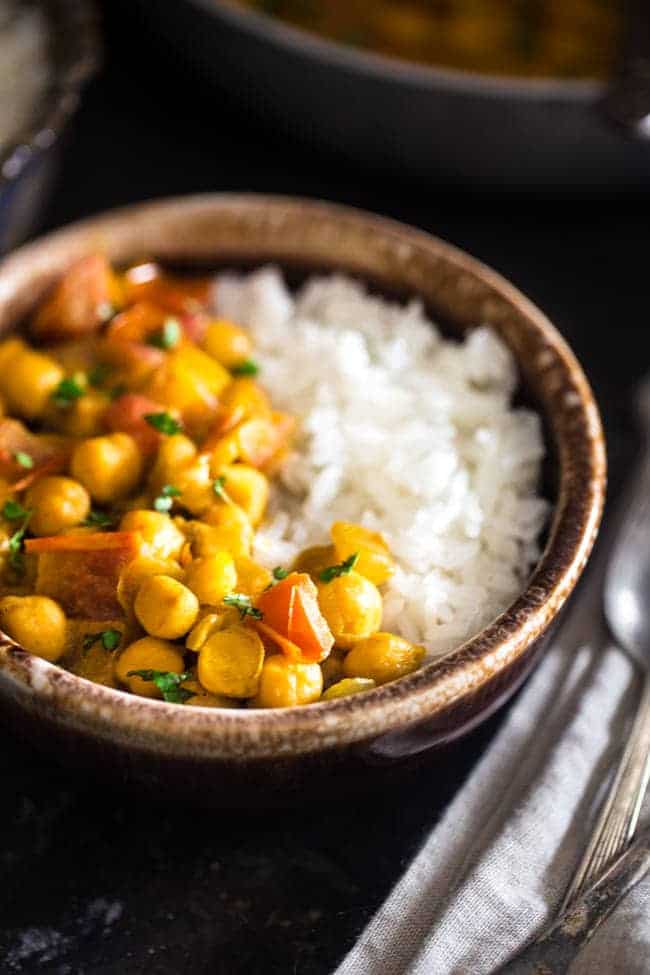 Vegan chickpeas Curry - gluten -free, 20 -minute dinner with a week night, which is also creamy with coconut milk! It's ideal for a cozy, meatless Monday food! | Foodfaithfitlness.com | @Foodfaithfit