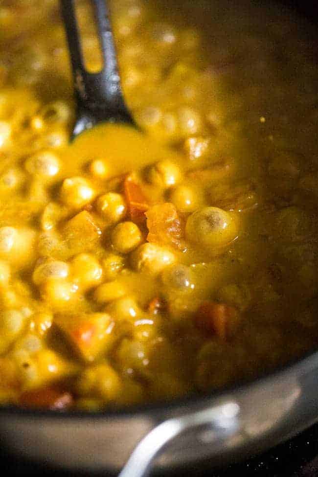 Vegan chickpeas Curry - gluten -free, 20 -minute dinner with a week night, which is also creamy with coconut milk! It's ideal for a cozy, meatless Monday food! | Foodfaithfitlness.com | @Foodfaithfit