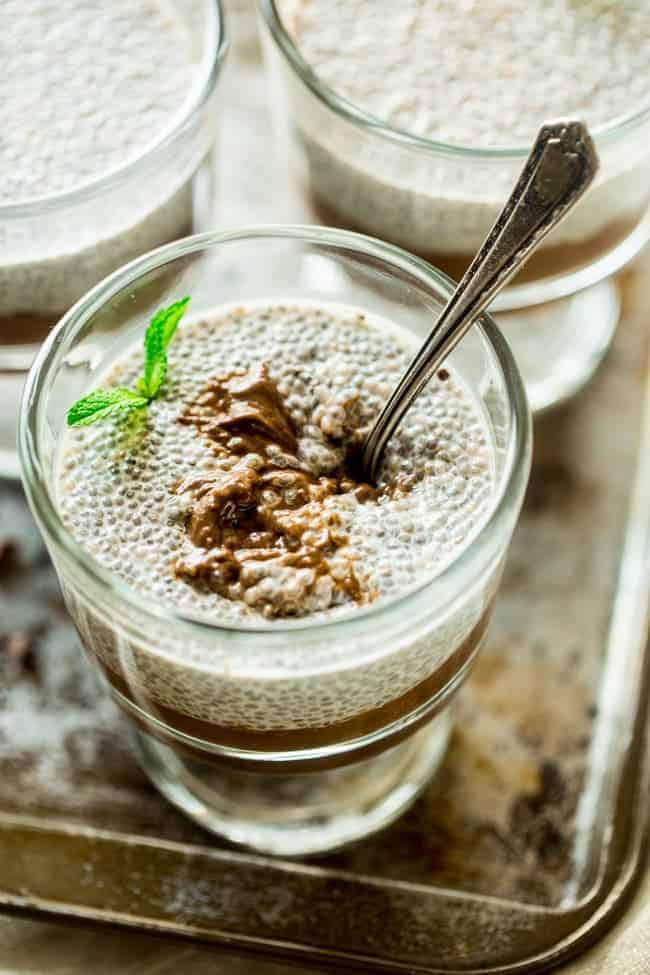 6 Ingredient Paleo and Vegan Brownie Bottom Mint Chia Pudding - This chia pudding recipe has a no-bake, gluten free brownie bottom and is only 6 ingredients and ready in 5 minutes. The perfect, healthy, make-ahead breakfast for Christmas morning! | Foodfaithfitness.com | @FoodFaithFit