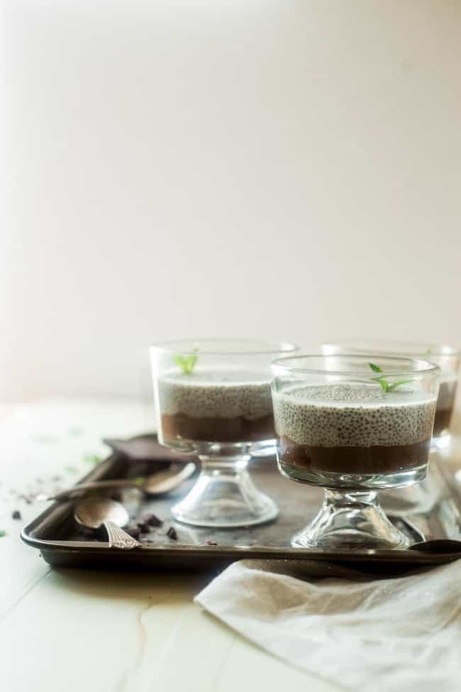 6 Ingredient Paleo and Vegan Brownie Bottom Mint Chia Pudding - This chia pudding recipe has a no-bake, gluten free brownie bottom and is only 6 ingredients and ready in 5 minutes. The perfect, healthy, make-ahead breakfast for Christmas morning! | Foodfaithfitness.com | @FoodFaithFit