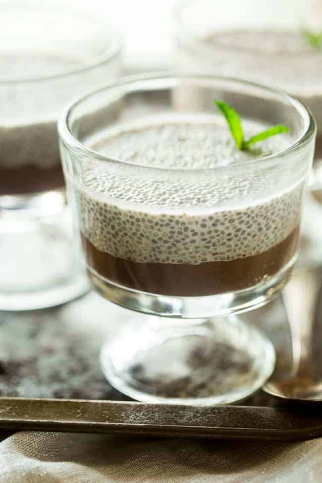 6 Ingredient Paleo and Vegan Brownie Bottom Mint Chia Pudding - This chia pudding recipe has a no-bake, gluten free brownie bottom and is only 6 ingredients and ready in 5 minutes. The perfect, healthy, make-ahead breakfast for Christmas morning! | Foodfaithfitness.com | @FoodFaithFit