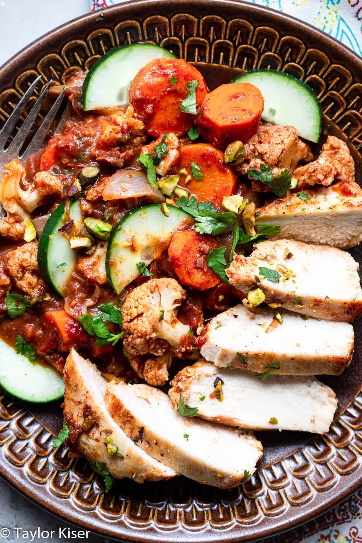Whole30 Moroccan Chicken - This quick and easy one-pan, 30 minute Easy Moroccan Chicken Recipe is LOADED with spicy-sweet flavor. It's a gluten free, paleo friendly weeknight dinner! | #Foodfaithfitness | #Glutenfree #dairyfree #paleo #healthy #lowcarb Moroccan chicken