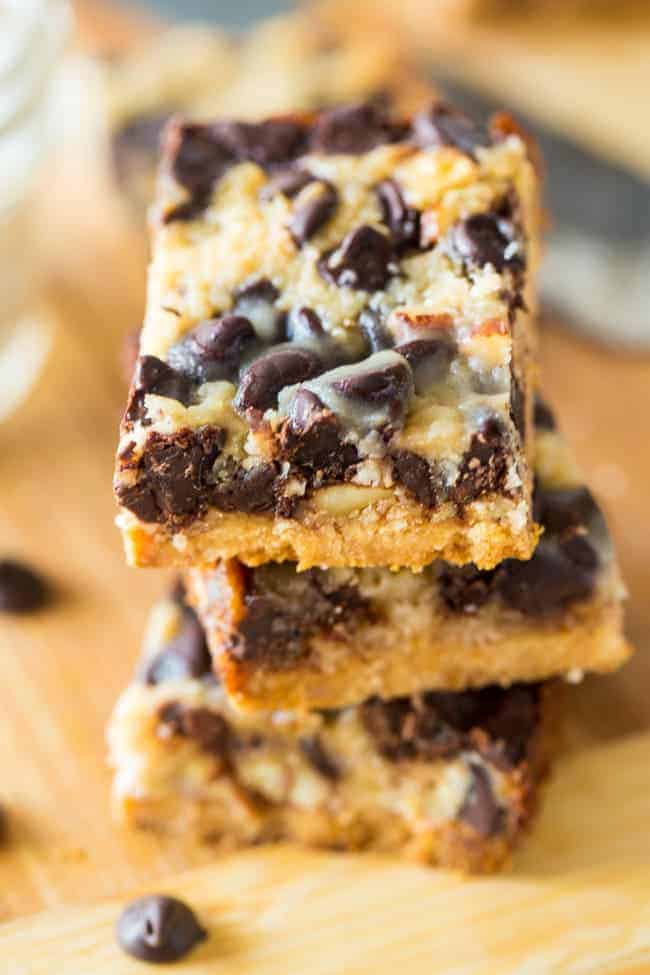 Vegan and Paleo Magic Cookie Bars - These magic cookie bars are a healthier remake of the classic dessert! You'll never know they're gluten, grain, dairy and refined sugar free! | #Foodfaithfitness | #Paleo #vegan #healthy #glutenfree #dessert