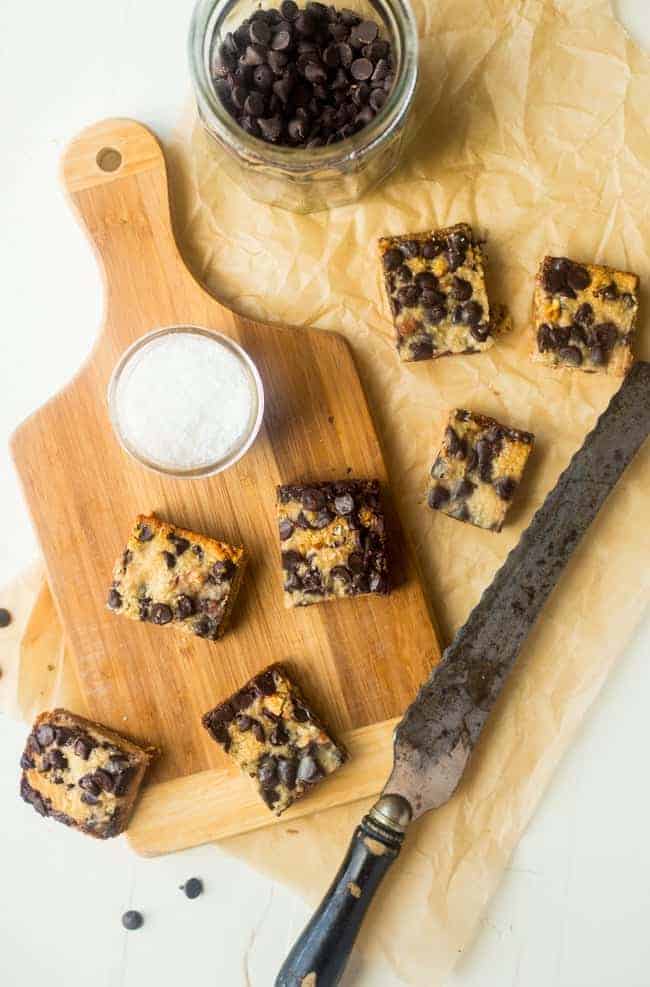 Vegan and Paleo Magic Cookie Bars - These magic cookie bars are a healthier remake of the classic dessert! You'll never know they're gluten, grain, dairy and refined sugar free! | #Foodfaithfitness | #Paleo #vegan #healthy #glutenfree #dessert