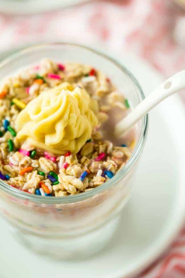 Funfetti Protein Overnight Oats - These taste like funfetti cake but are secretly healthy, packed with protein and have only 6 ingredients! They're an easy, gluten free make-ahead breakfast for busy mornings! | Foodfaithfitness.com | @FoodFaithFit