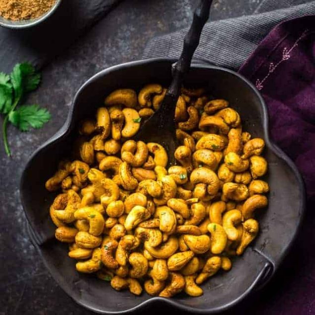 Thai Curry Roasted Cashews - These gluten free, 4 ingredient roasted cashews have a spicy-sweet Thai curry kick! They're a quick and easy, paleo and vegan friendly and snack for on the go eating! | Foodfaithfitness.com | @FoodFaithFit