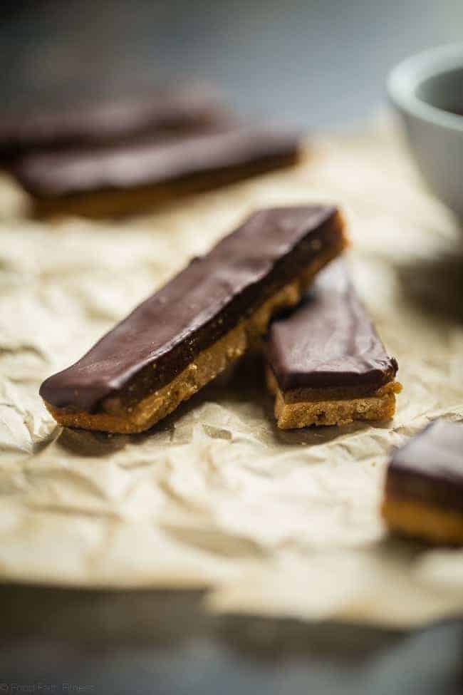 6 Ingredient Paleo and Vegan Homemade Twix Bars - You will NEVER know that these SUPER EASY homemade Twix bars are secretly healthy and gluten/grain/dairy and refined sugar free! | Foodfaithfitness.com | @FoodFaithFit