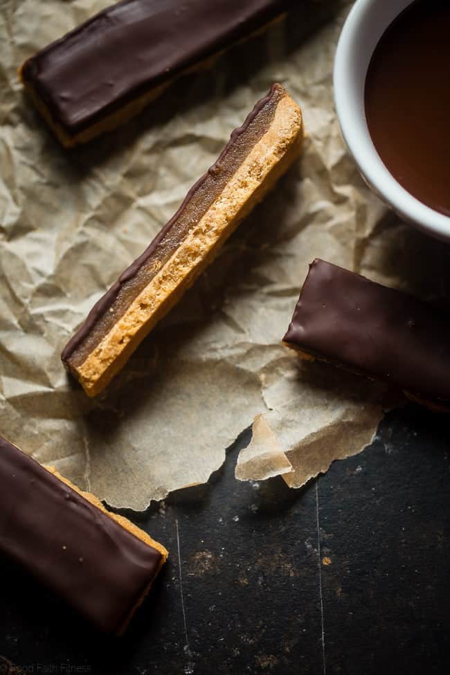 6 Ingredient Paleo and Vegan Homemade Twix Bars - You will NEVER know that these SUPER EASY homemade Twix bars are secretly healthy and gluten/grain/dairy and refined sugar free! | Foodfaithfitness.com | @FoodFaithFit