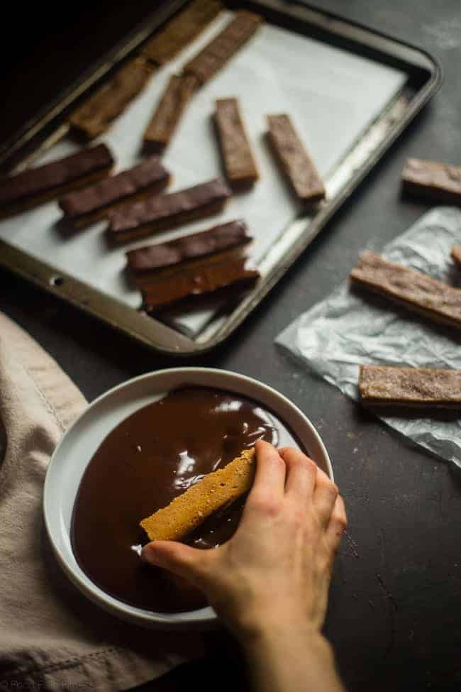 6 Ingredient Paleo and Vegan Homemade Twix Bars - You will NEVER know that these SUPER EASY homemade Twix bars are secretly healthy and gluten/grain/dairy and refined sugar free! | Foodfaithfitness.com | @FoodFaithFit