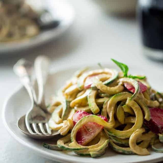Vegan Strawberry Zucchini Noodles with Balsamic Cashew Cream - A simple, 20 minute healthy summer meal that requires no cooking, has only 6 ingredients and is paleo friendly, whole30 compliant and is under 300 calories! | Foodfaithfitness.com | @FoodFaithFit