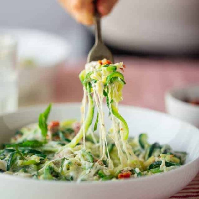 Zucchini Noodle Mac and Cheese - This easy gluten free mac and cheese uses zucchini noodles and Greek yogurt to keep it healthy, low carb and protein packed! It's comfort food for only 250 calories and 5 SmartPoints! | Foodfaithfitness.com | @FoodFaithFit