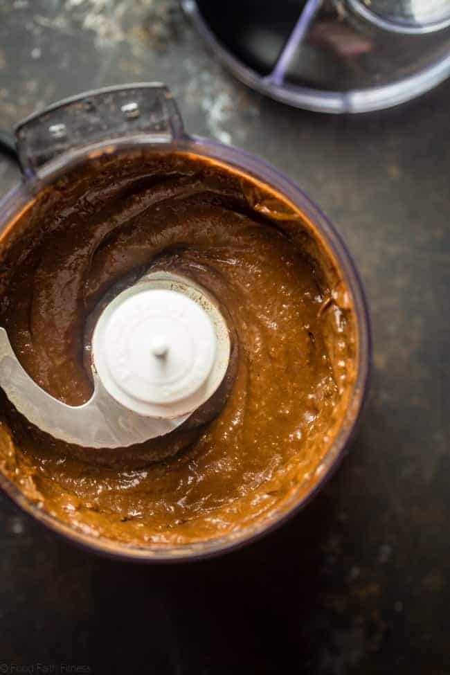 Vegan Brownie Batter Overnight Oats - These easy chocolate overnight oats taste like eating healthy, gluten free brownie batter for breakfast! They're a vegan-friendly breakfast that's ready in 10 minutes! | Foodfaithfitness.com | @FoodFaithFit