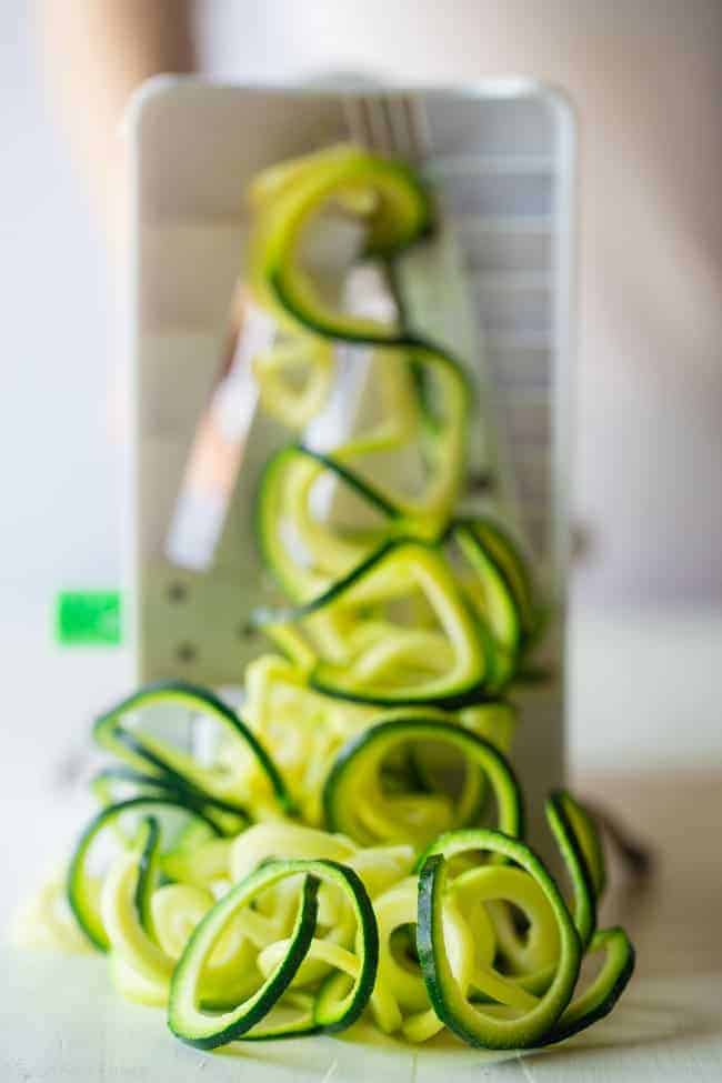 Zucchini Noodle Mac and Cheese - This easy gluten free mac and cheese uses zucchini noodles and Greek yogurt to keep it healthy, low carb and protein packed! It's comfort food for only 250 calories and 5 SmartPoints! | Foodfaithfitness.com | @FoodFaithFit