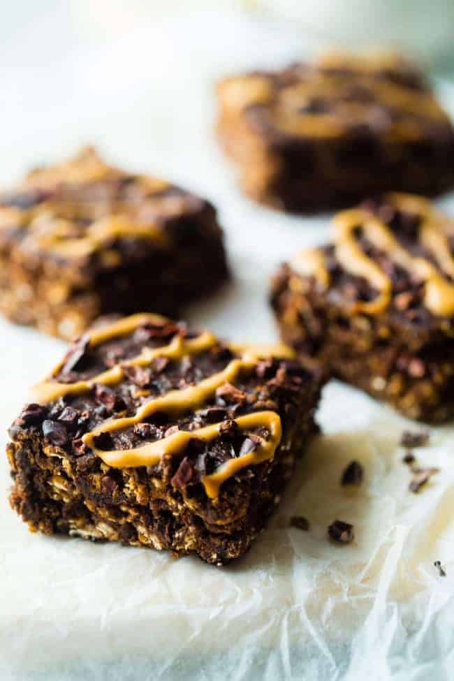 Vegan Banana Cacao Peanut Oatmeal Breakfast Bars - These gluten free oatmeal breakfast bars are made in one bowl! They're a healthy, easy, on-the-go breakfast that is vegan friendly and perfect for busy mornings or snacks! | Foodfaithfitness.com | @FoodFaithFit