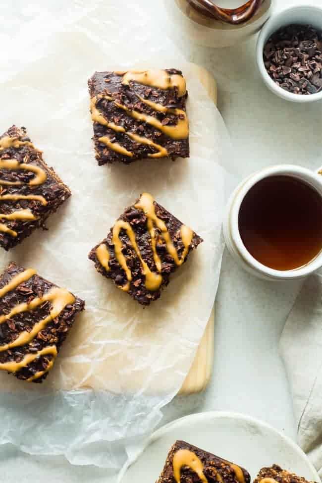 Vegan Banana Cacao Peanut Oatmeal Breakfast Bars - These gluten free oatmeal breakfast bars are made in one bowl! They're a healthy, easy, on-the-go breakfast that is vegan friendly and perfect for busy mornings or snacks! | Foodfaithfitness.com | @FoodFaithFit