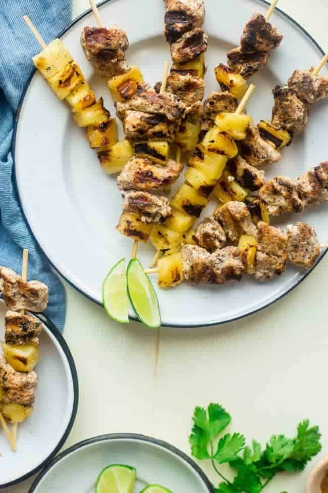 Whole30 Pineapple Jerk Chicken Kebabs - This easy jerk chicken recipe uses pineapple juice instead of sugar so it's Whole30 compliant and paleo friendly! It's a simple, flavorful weeknight meal that's perfect for the summer! | Foodfaithfitness.com | @FoodFaithFit