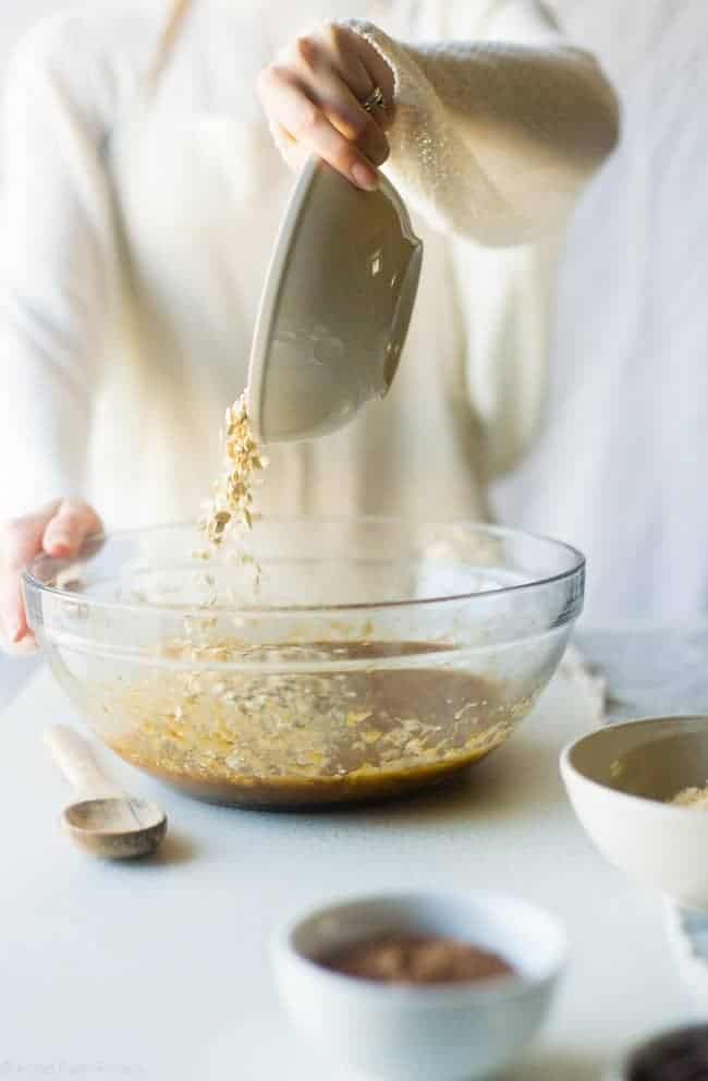 Vegan Banana Cacao Peanut Oatmeal Breakfast Bars - These gluten free oatmeal breakfast bars are made in one bowl! They're a healthy, easy, on-the-go breakfast that is vegan friendly and perfect for busy mornings or snacks! | Foodfaithfitness.com | @FoodFaithFit