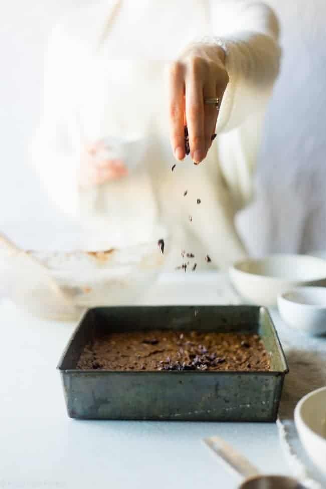 Vegan Banana Cacao Peanut Oatmeal Breakfast Bars - These gluten free oatmeal breakfast bars are made in one bowl! They're a healthy, easy, on-the-go breakfast that is vegan friendly and perfect for busy mornings or snacks! | Foodfaithfitness.com | @FoodFaithFit