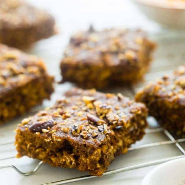 Vegan Pumpkin Spice Slow Cooker Oatmeal Breakfast Bars - These spicy-sweet, chewy bars are made in the slow cooker for a healthy, gluten free, and portable breakfast that's only 110 calories and 4 SmartPoints! | Foodfaithfitness.com | @FoodFaithFit