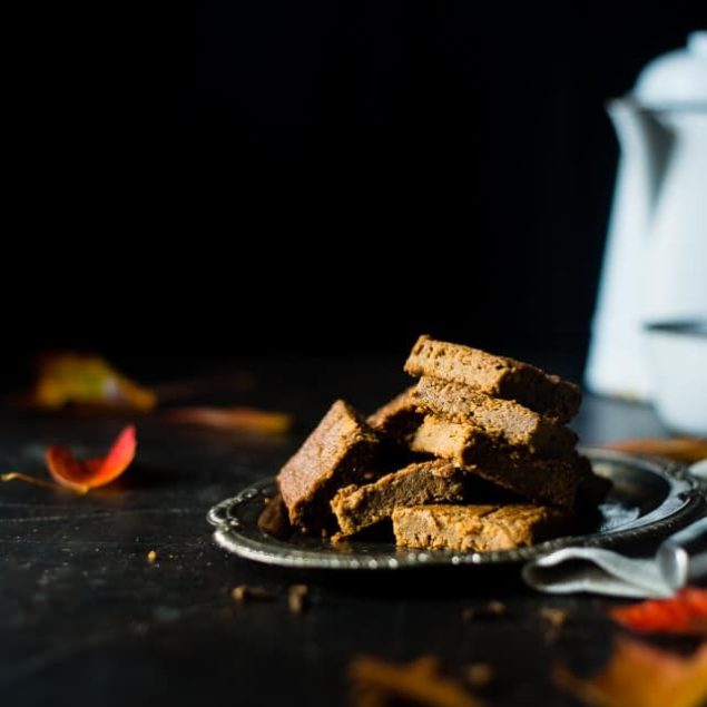 Healthy Gingerbread Blondies - These protein-packed blondies are butter/oil free, gluten free and only 70 calories! A secret ingredient keeps them SO dense and chewy. Perfect for Christmas and the Holidays! | Foodfaithfitness.com | @FoodFaithFit
